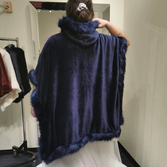 Red faux fur hooded shawl - Picture 12 of 12